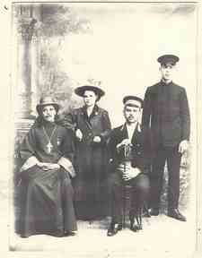 Отец Михаил Кархалев с женой и с братьями