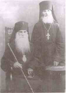 Архиепископ Филипп (Ставицкий)  и его келейник иеромонах Артемий(Ковшиков).