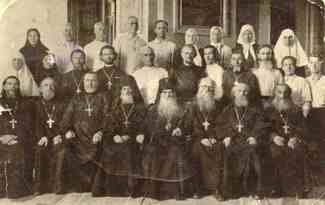 Архиепископ Филипп с группой астраханского духовенства и  мирян в  Покровском соборе (1944 год,  монах Артемий во втором ряду, третий справа).