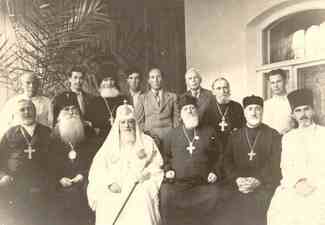 Святейший Патриарх Алексий I в Астрахани (1949 год, иеромонах Артемий во втором ряду, третий слева).