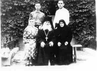 о. Артемий и схимонахиня Анна, справа от него (Во втором ряду справа стоит Павел Петрович Рябых, ныне схиигумен Паисий).
