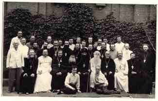 Архиепископ Павел (Голышев) с группой астраханского духовенства и мирян (начало 60-х годов, слева от владыки - архимандрит Артемий).