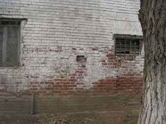 Расстрельная стена Астраханского Губчека  со следами пулеметных очередей