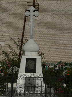 памятник погибшим воинам в с. Цветное Володарского района Астраханской области